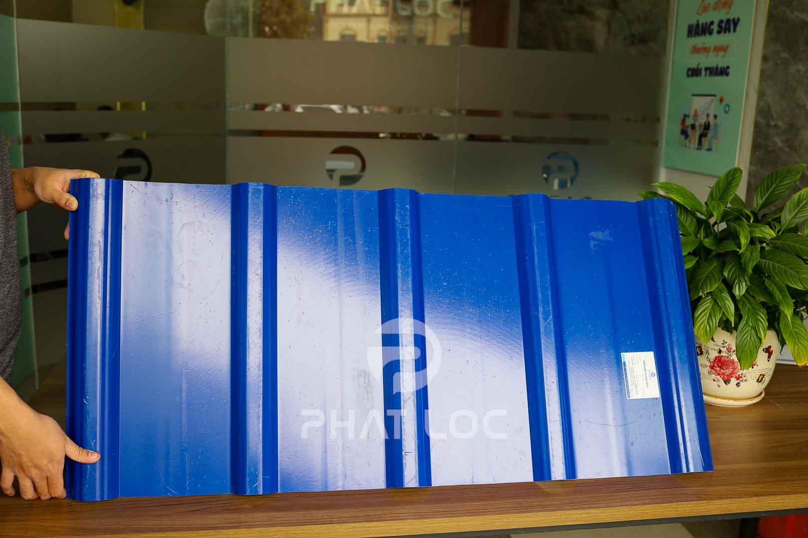 Tôn nhựa có bền không? So sánh độ bền với các loại tấm lợp mái khác.