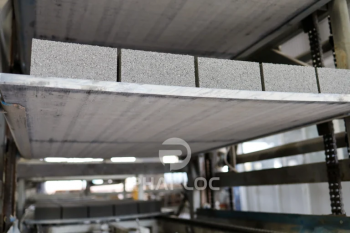 Máy Ép Gạch Block Phù Hợp Với Pallet Gỗ Hay Pallet Nhựa?