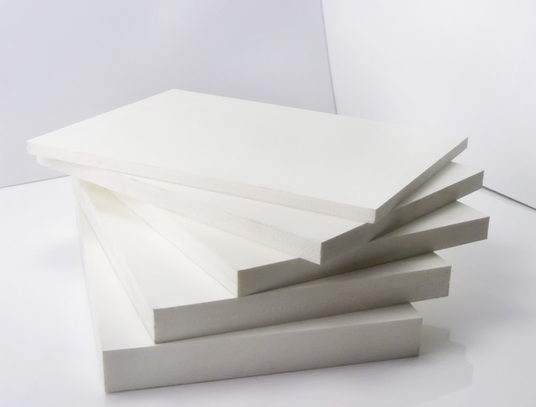 So sánh tấm nhựa PVC kỹ thuật và tấm nhựa PVC Foam