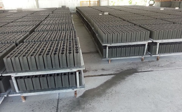 Pallet nhua pvc ép gạch không nung Pallet nhua pvc ép gạch không nung