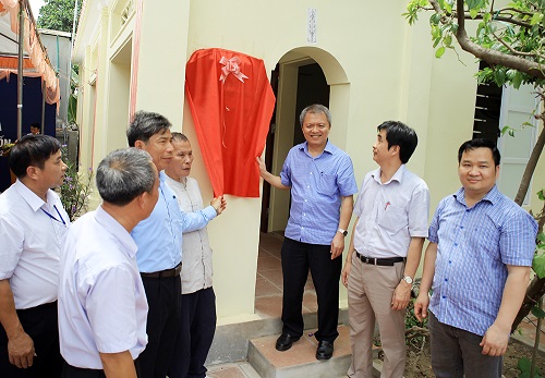 Tri ân bằng ngôi nhà hạnh phúc với tấm lợp hiện đại