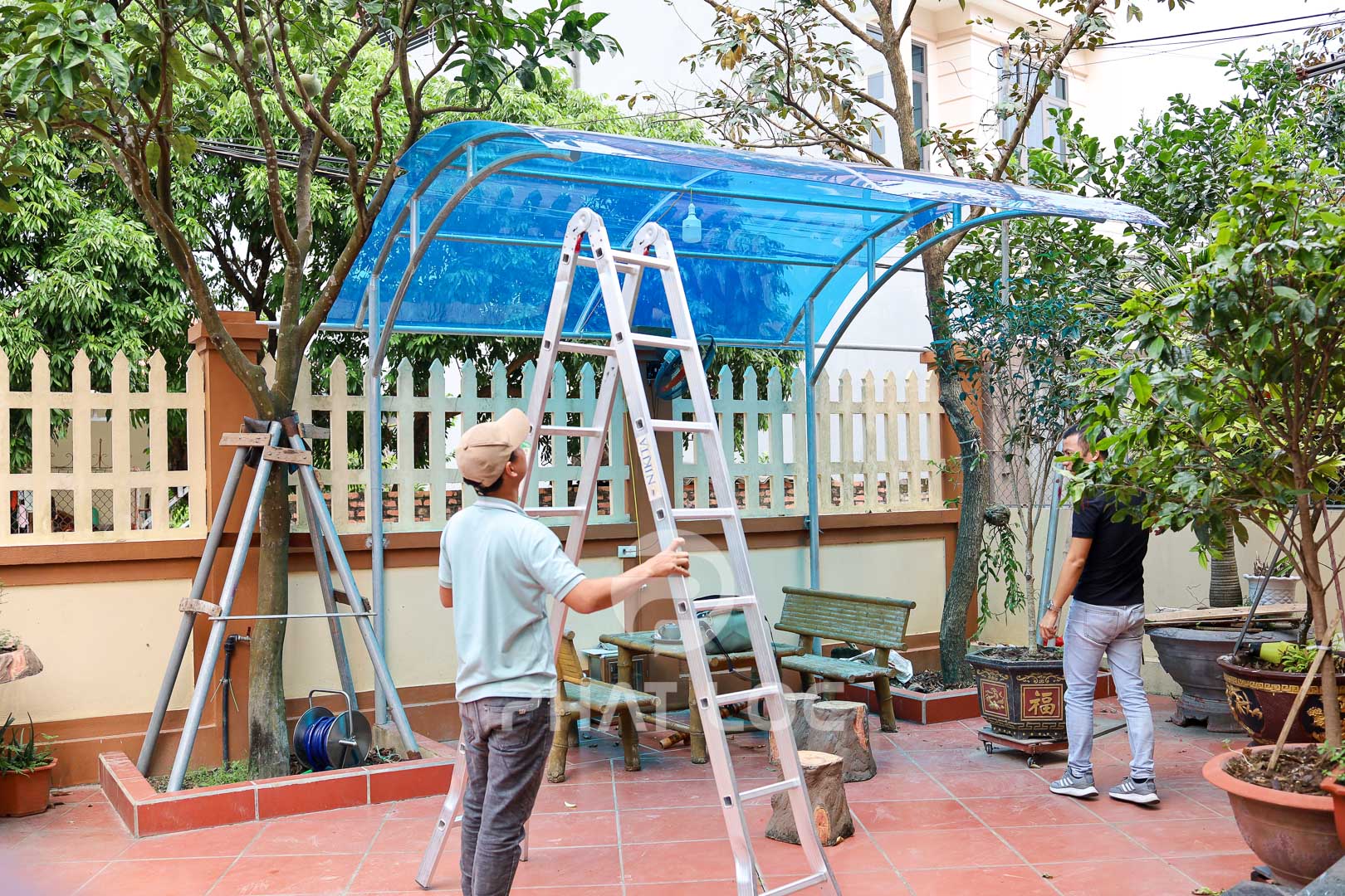 Tấm lợp nhựa làm mái che sân biệt thự