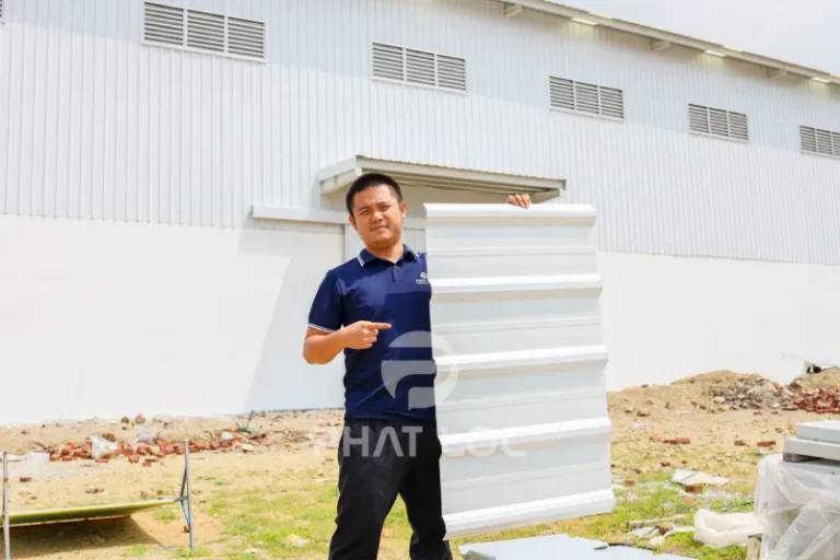Bảng so sánh chi tiết giữa tôn nhựa và tôn kẽm khi làm vách thưng