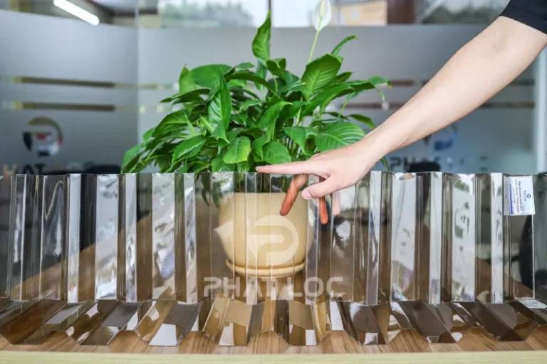 Bảng so sánh tổng quan Polycarbonate sóng và rỗng ruột