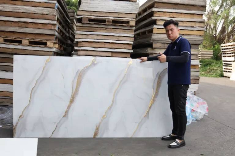 Biến Động Kinh Tế Thế Giới Ảnh Hưởng Đến Giá Tấm Nhựa PVC