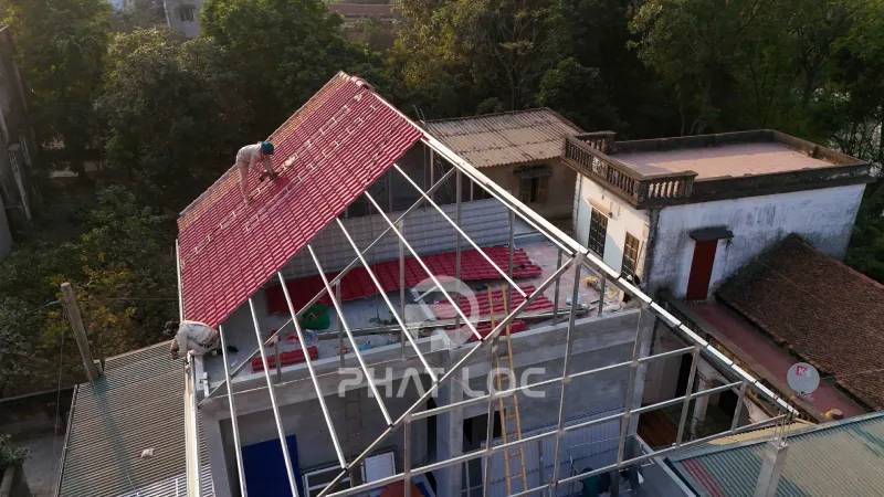 Các yếu tố ảnh hưởng đến khoảng cách xà gồ lợp ngói