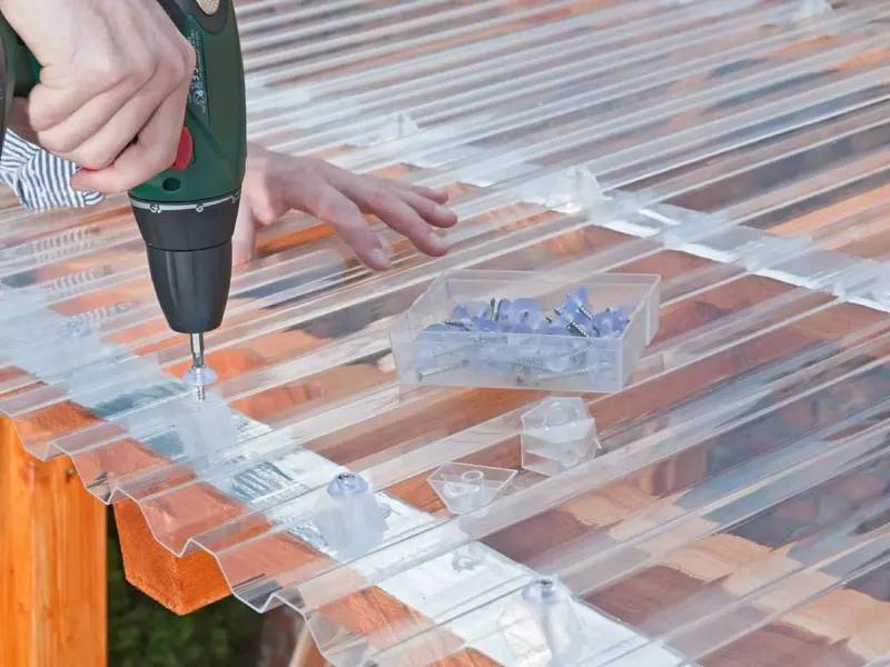 Cách lắp đặt và bảo trì tấm tôn sáng trong công trình nông nghiệp