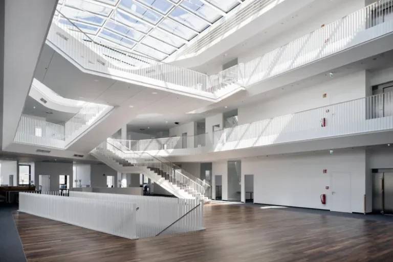 Câu hỏi thường gặp về Tấm Polycarbonate Trong Suốt