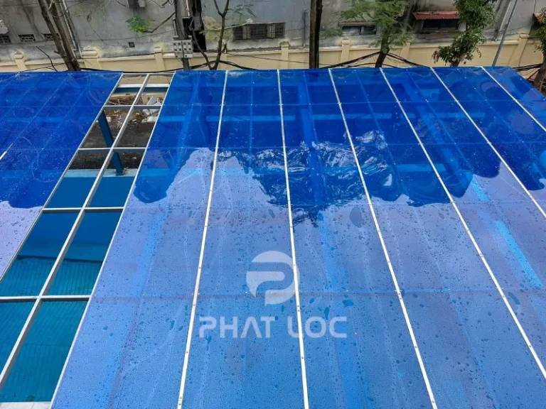 Câu hỏi thường gặp về tấm Polycarbonate màu xanh dương