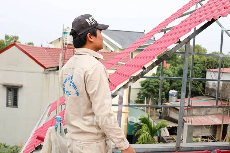 Dự báo xu hướng báo giá ngói nhựa cuối năm 2025 & Lời khuyên mua hàng