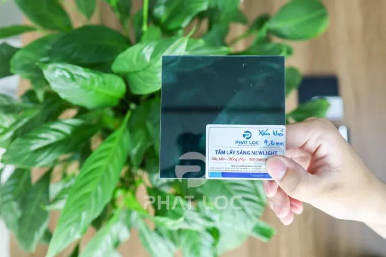 Giá Polycarbonate Xám Khói Quý III/2026 Có Biến Động Không?