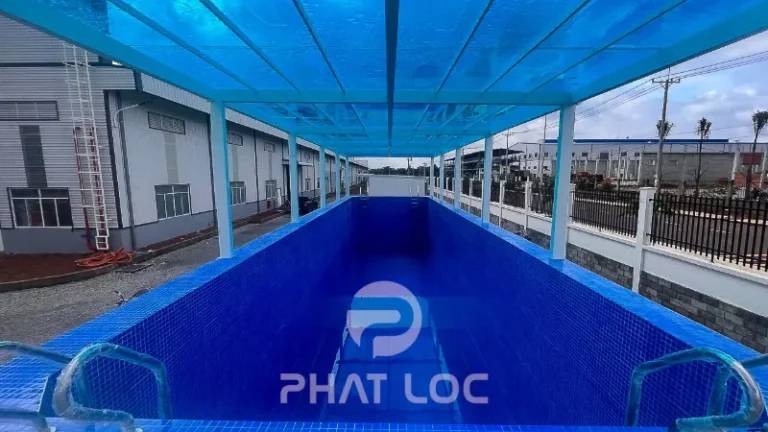 Hồ bơi, nhà kính, bãi xe, nhà chờ