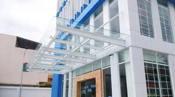 Kính cường lực – Giải pháp lấy sáng sang trọng, hiện đại