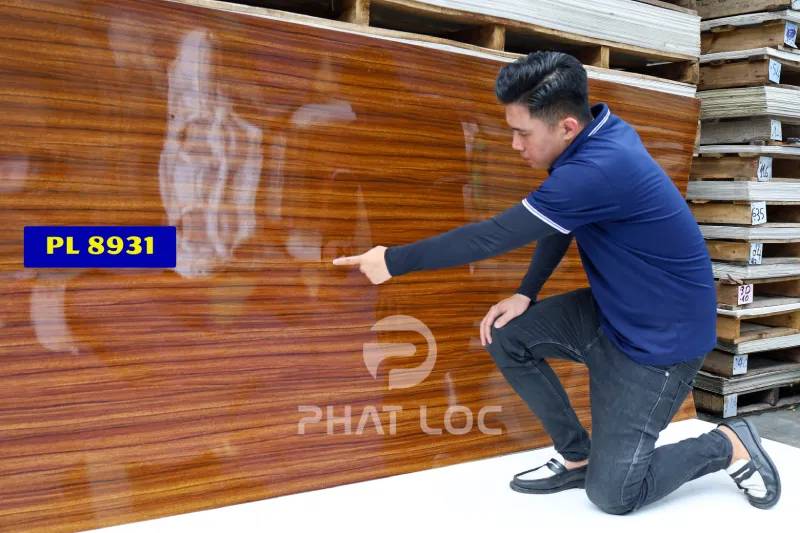 Mẫu 1 – Nhựa Ốp Tường Vân Gỗ nâu đậm sang trọng