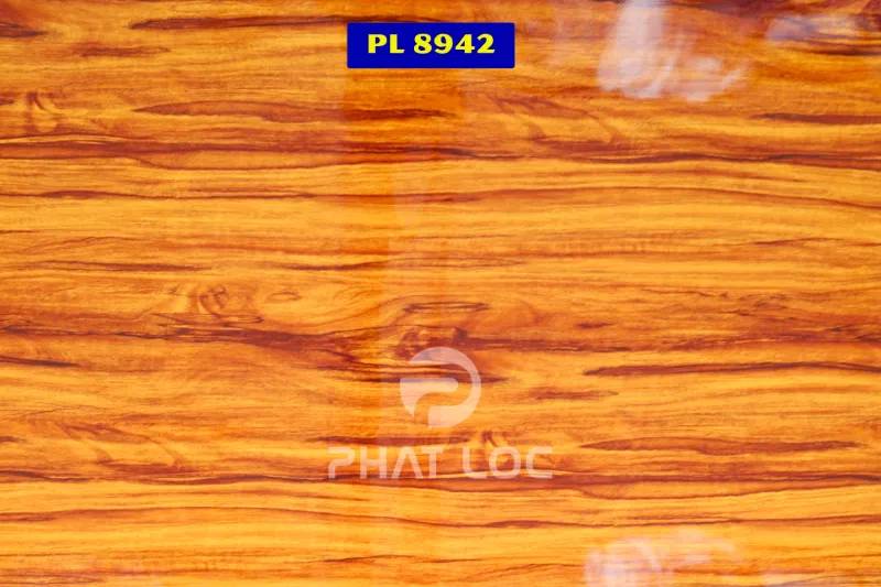 Mẫu 2 – Nhựa Ốp Tường Vân Gỗ vàng cam nổi bật