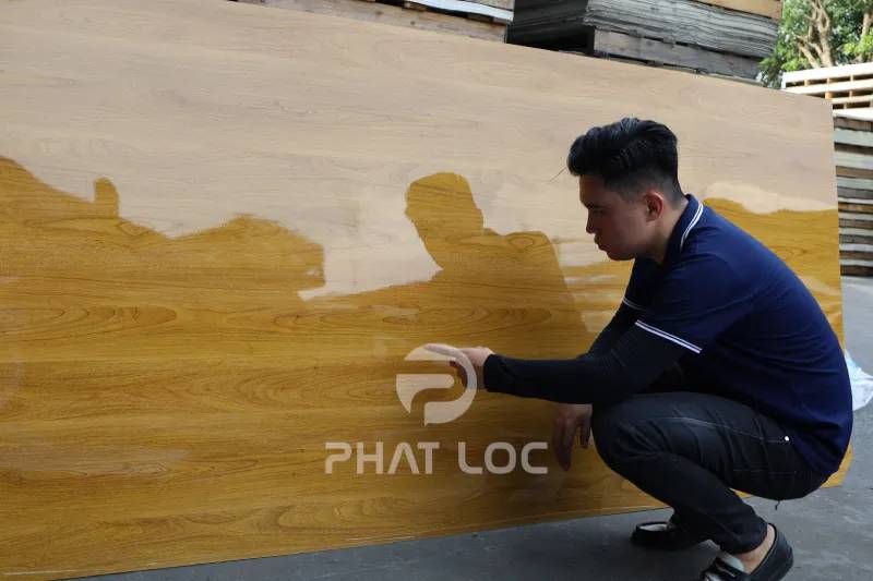 Mẫu 3 – Nhựa Ốp Tường Vân Gỗ sồi sáng hiện đại