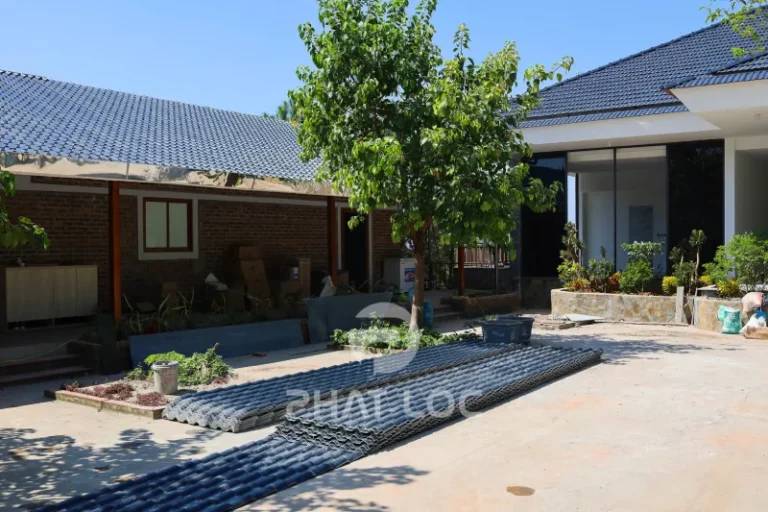 Nhà dân dụng, mái nhỏ, ban công