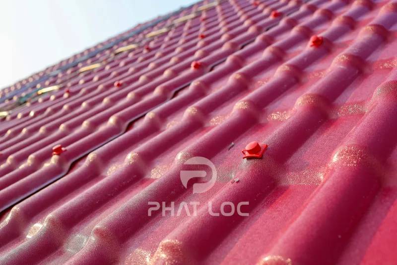 Nhựa ASA phủ trên bề mặt mái PVC/ASA giúp tấm lợp không bị phai màu, cong vênh