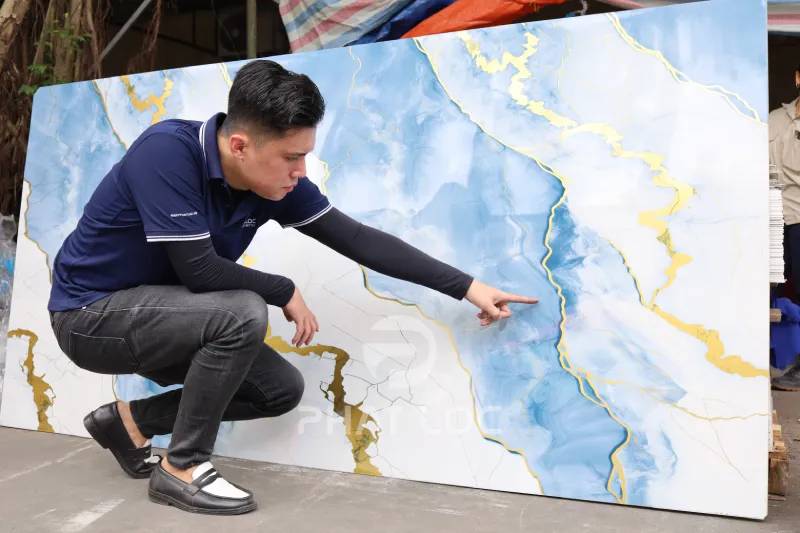 Những Yếu Tố Ảnh Hưởng Trực Tiếp Đến Giá Tấm Ốp Tường PVC Vân Đá