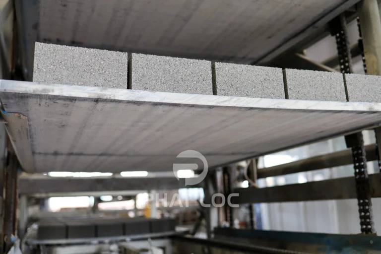 Pallet Có Vai Trò Gì Trong Dây Chuyền Sản Xuất Gạch Block?