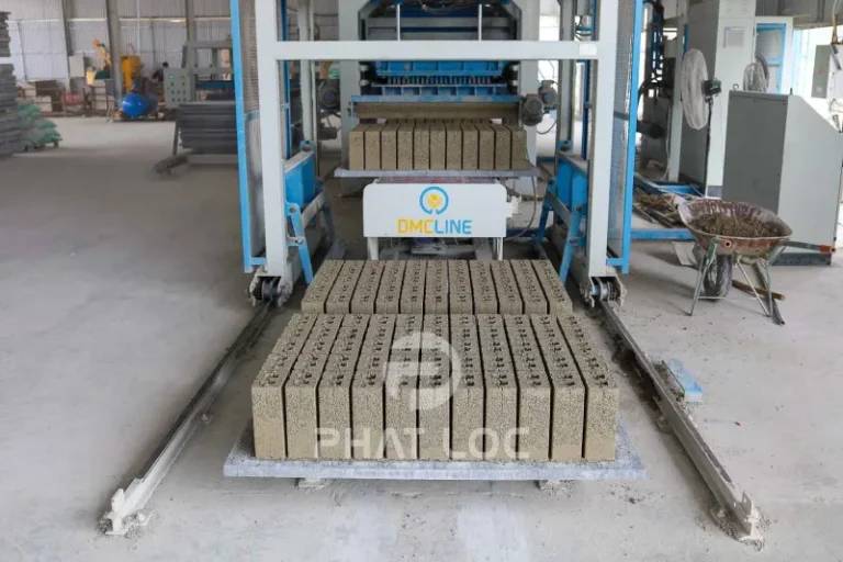 Pallet nhựa PVC/PP trong sản xuất gạch không nung