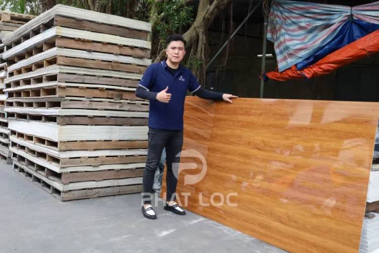 Yếu tố ảnh hưởng & chiến lược giá tấm PVC vân gỗ Phát Lộc