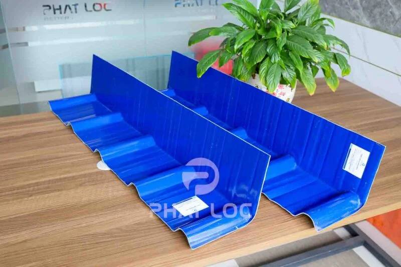 So sánh Báo Giá Phụ Kiện Mái Tôn Nhựa và mái tôn kim loại