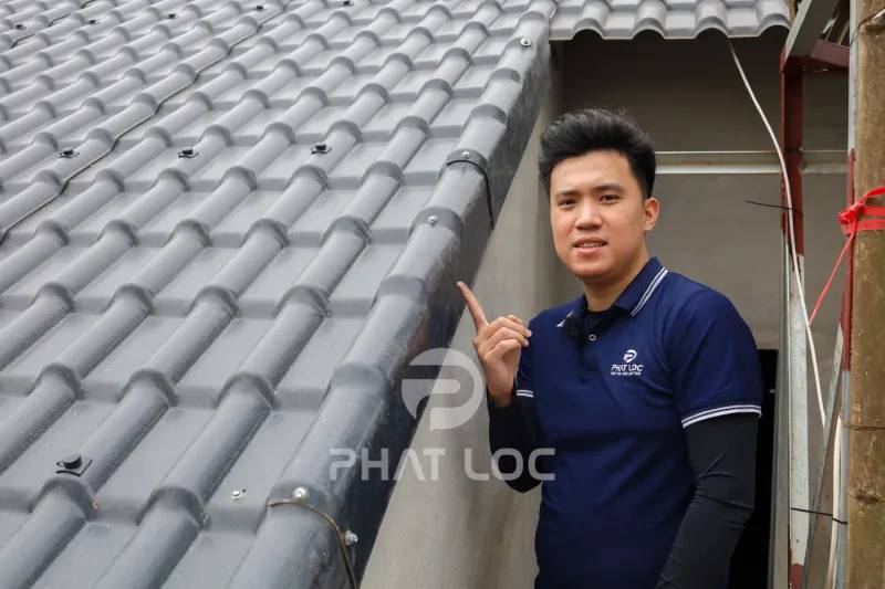 So Sánh Ngói Nhựa Đen vs Ngói Truyền Thống vs Tôn