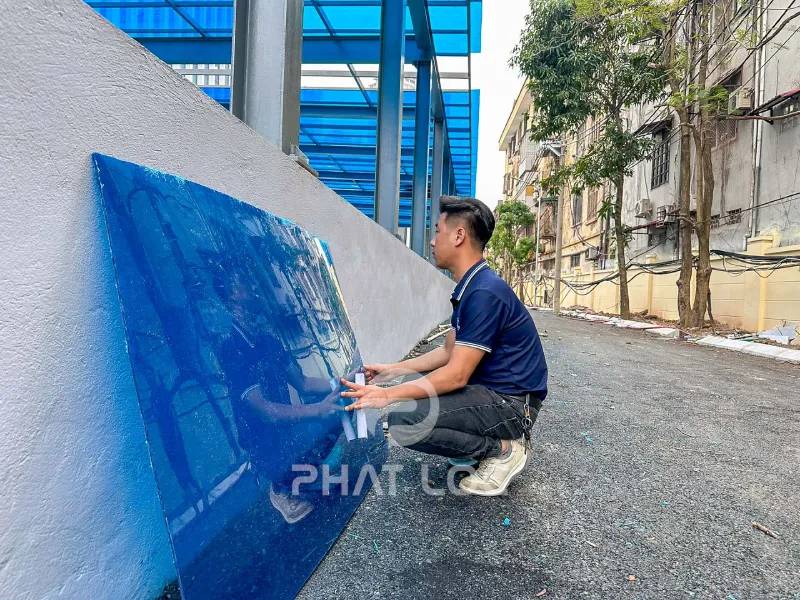 So sánh polycarbonate đặc ruột với các vật liệu xây dựng khác