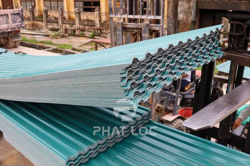 So sánh tôn sóng nhựa với các vật liệu mái thông thường