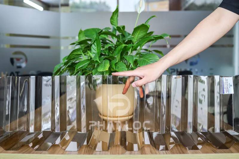 Tấm Nhựa Sóng Lấy Sáng nâu trà – Cân bằng sáng & thẩm mỹ