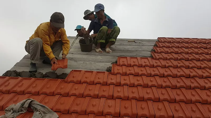 Thay ngói nứt, vỡ cục bộ