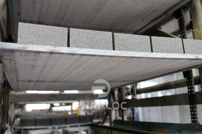 Tổng Quan Về Pallet Nhựa Cho Máy Ép Gạch Block