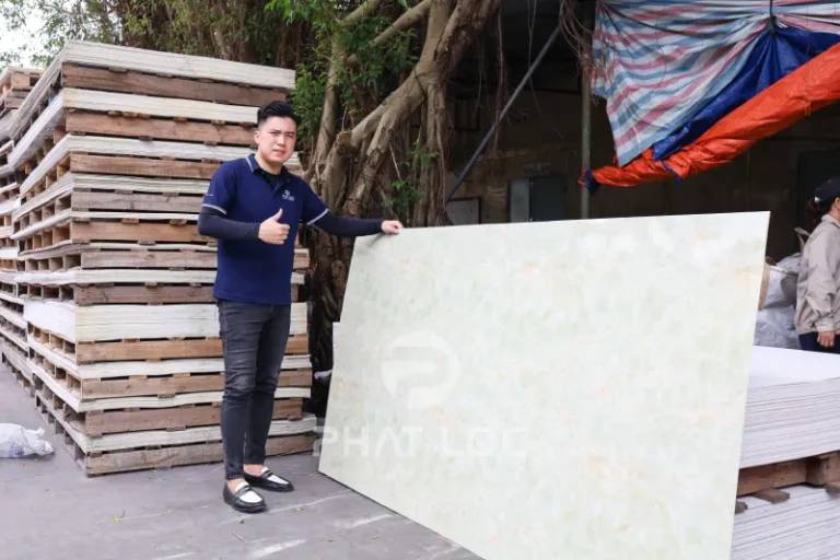 Ưu điểm nổi bật của tấm PVC vân đá khi ốp bếp