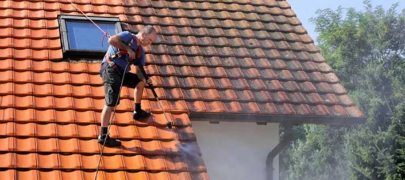 Vệ Sinh Mái Ngói Bằng Máy Xịt Áp Lực Cao