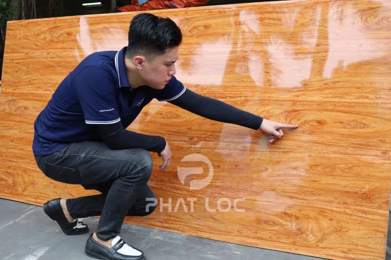 Vì Sao Giá Tấm Nhựa Ốp Tường PVC 2026 Không Đi Theo Giá Dầu?