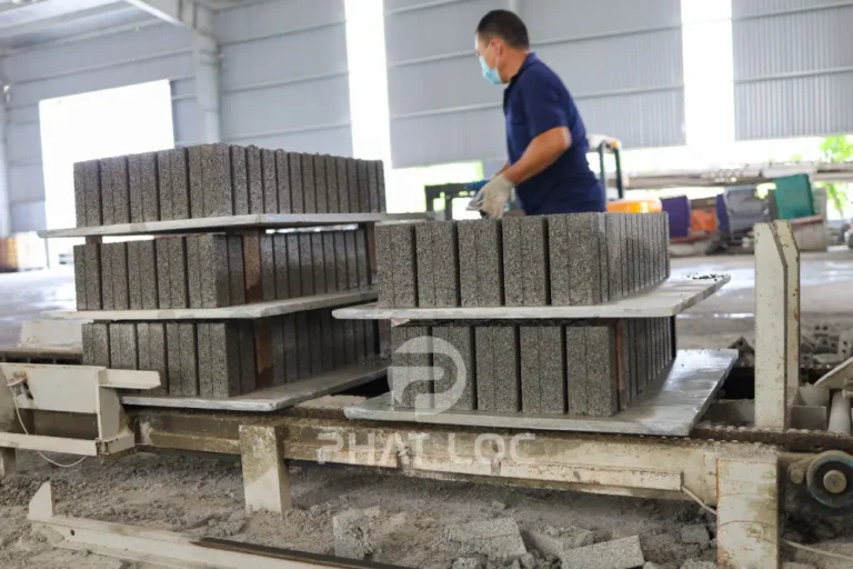 Vì Sao Cần Chọn Đúng Pallet Cho Máy Ép Gạch Block?