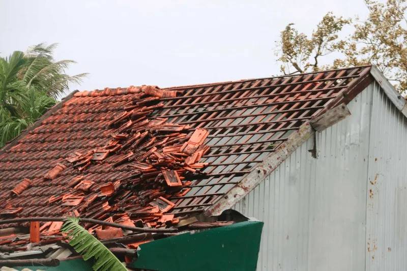 Vì sao mái ngói dễ bị tốc trong bão?