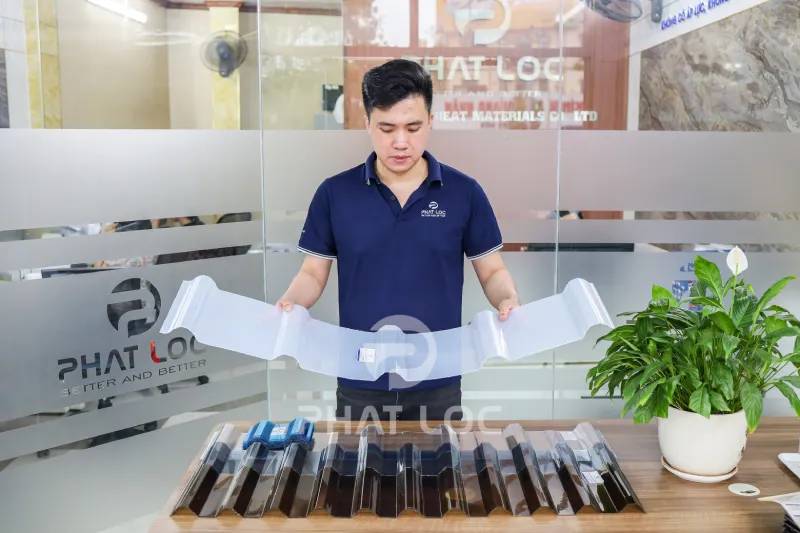 Vì Sao Nên Chọn Polycarbonate 5 Sóng Của Phát Lộc?