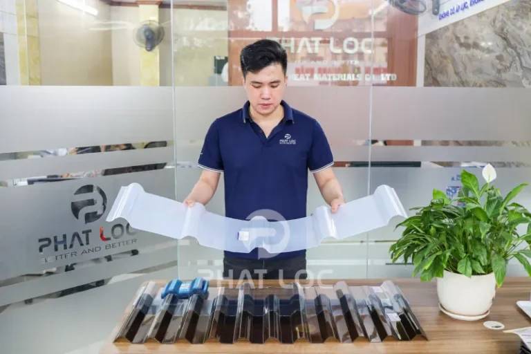 Vì Sao Nhiều Nhà Thầu Chọn Phát Lộc Khi Mua Tấm Lợp Lấy Sáng Dạng Sóng?