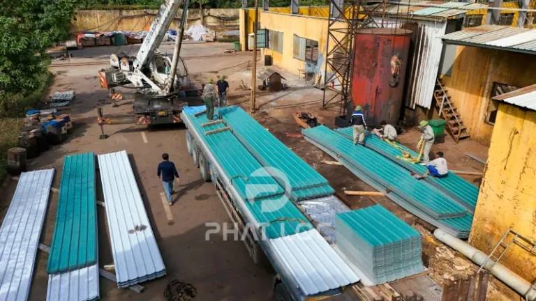 Xu Hướng Nhà Xưởng 2026: Tôn Nhựa PVC/ASA Dần Thay Thế Tôn Kim Loại